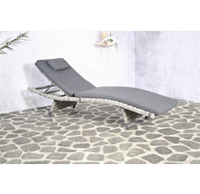 Gartenliege mit Polster auf Steinterrasse