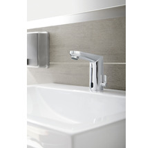 Robinet de lavabo en métal sur un lavabo blanc