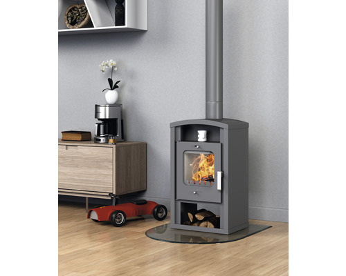 Kaminofen im Wohnzimmer mit Holz und Dekoration