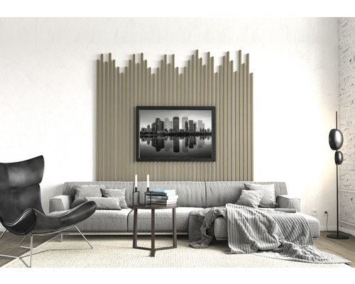 Salon moderne avec canapé, fauteuil, lampadaire, revêtement mural et tableau