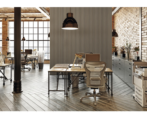 Bureau avec bureaux, chaises de bureau, étagères et éclairage dans une pièce avec des murs en briques