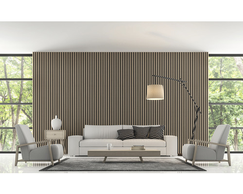 Salon lumineux avec mur en panneaux de bois, canapé, fauteuils et lampadaire