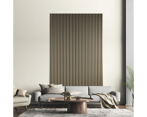 Salon avec mur de lambris en bois derrière un canapé gris