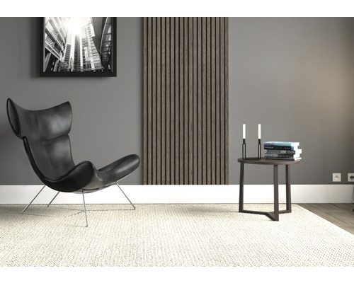 Salon avec fauteuil, panneau acoustique et table d''appoint