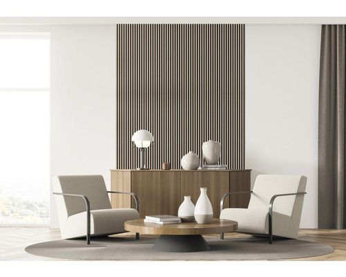 Salon avec deux fauteuils, table basse, buffet et panneaux muraux