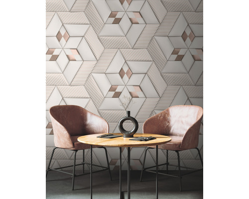 Décoration murale avec motifs géométriques en carrelage, table et chaises.