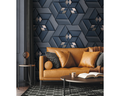 Salon avec canapé, table et revêtement mural décoratif.