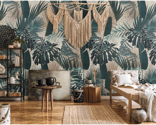 Salon avec papier peint à feuilles tropicales, étagère, table et décoration
