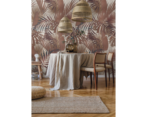 Salle à manger avec table à manger, chaises, tapis et papier peint à motifs végétaux