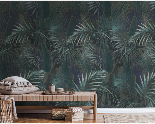 Mur avec papier peint à feuilles tropicales, banc et éléments décoratifs
