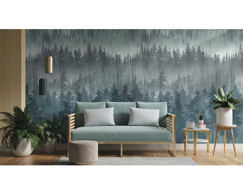 Salon avec un canapé devant un papier peint à motif de forêt.