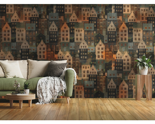 Salon avec canapé vert et papier peint à motif de maisons