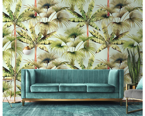 Exemple d''aménagement avec canapé, lampadaire et décoration devant un mur avec du papier peint à motifs de feuilles