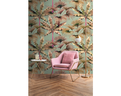 Vue d''une pièce avec papier peint à motif de palmiers, fauteuil, table d''appoint et lampadaire