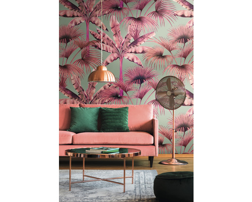 Salon avec papier peint à motifs, canapé, table, lampadaire et décoration