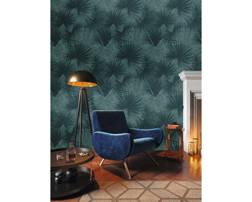 Salon décoratif avec fauteuil, lampadaire, tables d''appoint et papier peint à motif de palmier