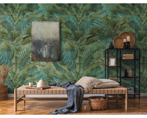 Salon avec papier peint à motifs de jungle, banc en bois et décoration
