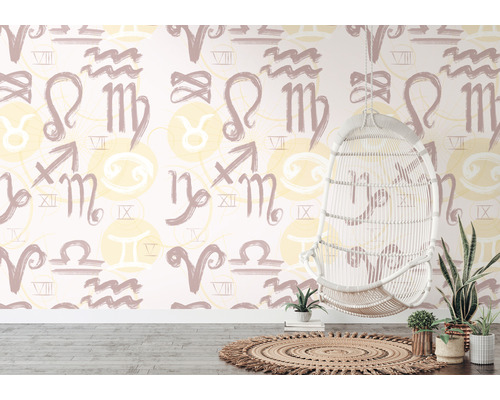 Pièce avec papier peint à motifs de signes du zodiaque, fauteuil suspendu en rotin et plantes d''intérieur