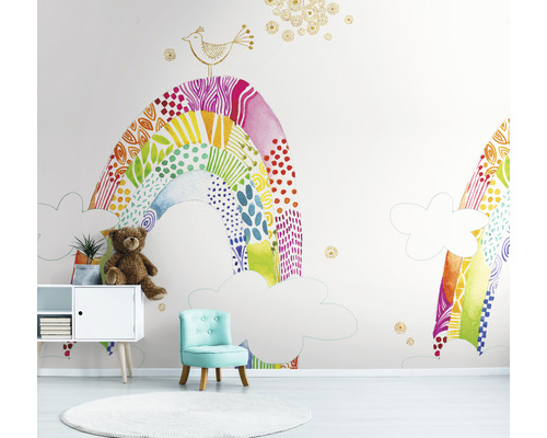Chambre d''enfant avec papier peint à motifs arc-en-ciel, jouets et meubles