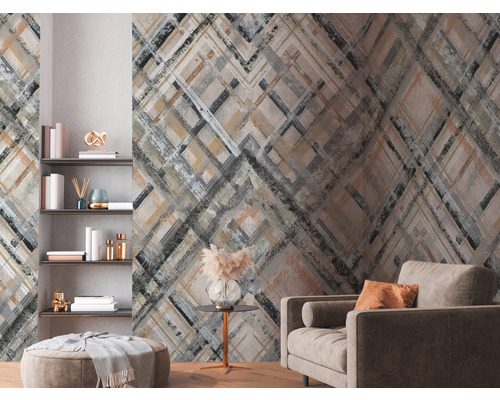 Salon avec papier peint à motifs, fauteuil et étagère