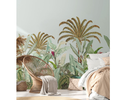 Zimmer mit tropischer Fototapete, Rattansessel und Bett