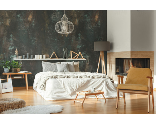 Schlafzimmer mit Bett, Sessel und Kamin