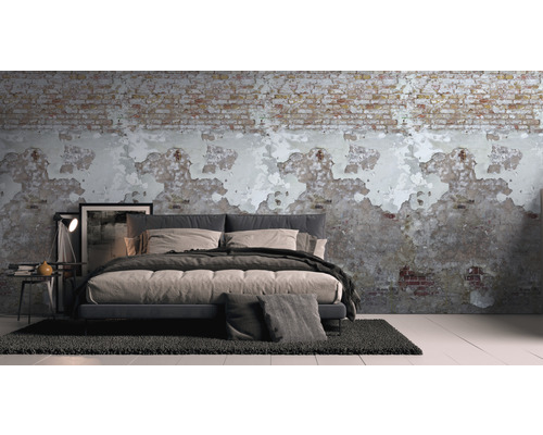 Chambre à coucher avec lit, table de chevet et décoration murale