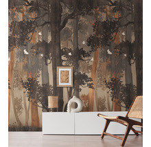 Salon avec papier peint photo motif forêt derrière un buffet et une chaise