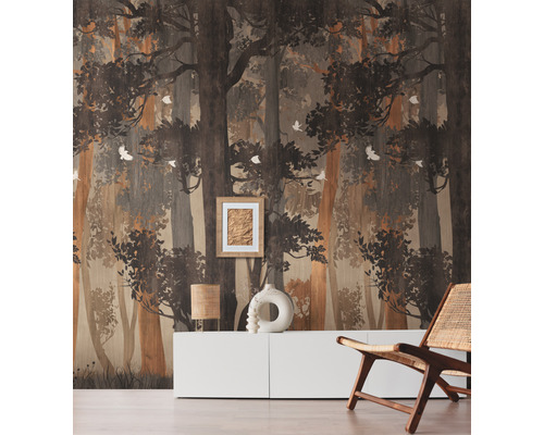 Salon avec papier peint photo motif forêt derrière un buffet et une chaise