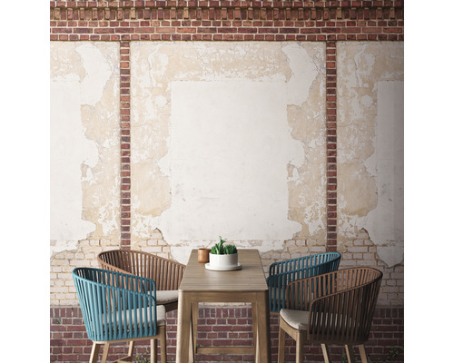 Scène de terrasse avec table et chaises devant un mur en briques