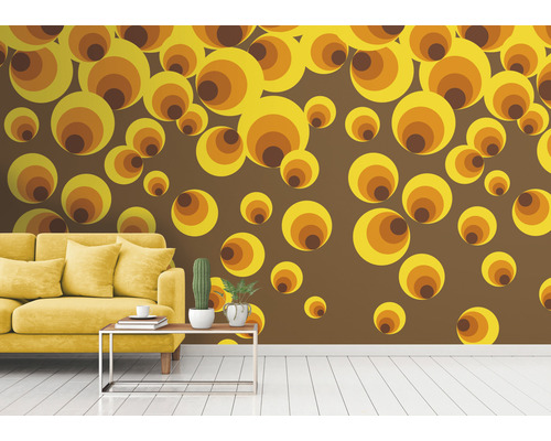 Salon avec papier peint rétro à motif de cercles, canapé et table basse