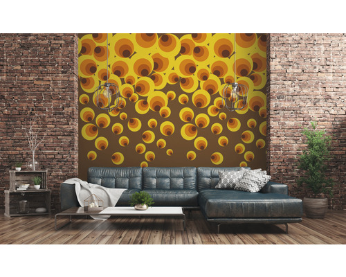 Salon avec papier peint rétro, canapé et mur de briques