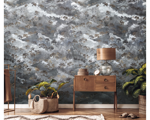 Pièce décorative avec papier peint à motifs, commode et plantes d''intérieur.