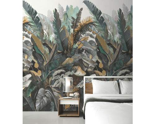 Chambre à coucher avec papier peint à motifs jungle, table de chevet et lit