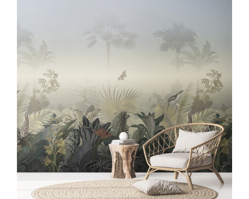 Scène avec papier peint jungle, fauteuil et table d''appoint