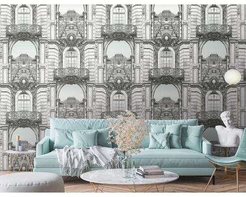 Salon avec papier peint à motifs, canapé et décorations