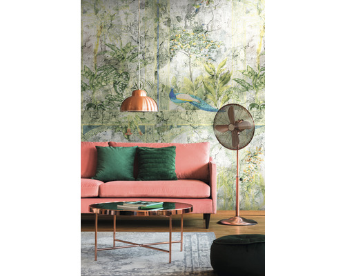 Wohnzimmer mit Tapete, Sofa, Kissen, Tisch, Lampe und Ventilator