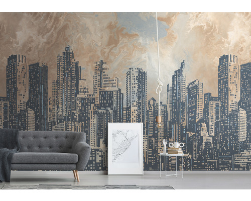 Salon avec papier peint à motifs, canapé, table d''appoint et cadre photo