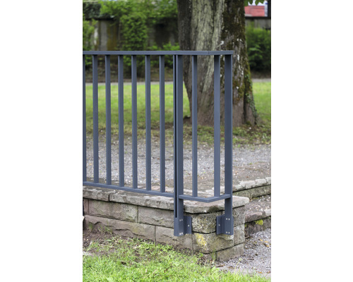 Metallzaun auf Steinmauer zur Gartengestaltung