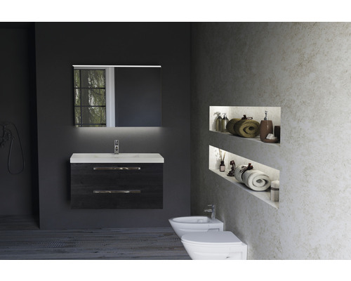 Salle de bains moderne avec lavabo, miroir, bidet et toilettes