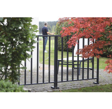 Clôture de jardin devant le jardin avec homme et table
