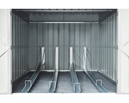 Vue intérieure d''un abri à vélos avec des places de stationnement pour les vélos