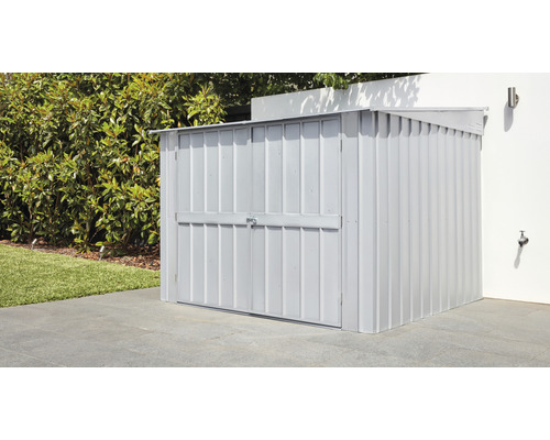 Abri de jardin en métal dans le jardin