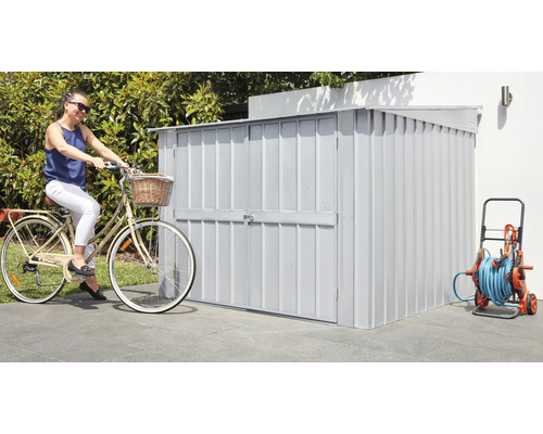 Scène de jardin avec vélo, cabanon de jardin et dévidoir