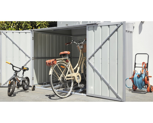 Garage à vélos avec vélos et chariot porte-tuyau d''arrosage
