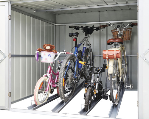 Garage à vélos avec des vélos de différentes tailles et conceptions