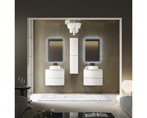 Modernes Badezimmer mit Doppelwaschtisch, beleuchteten Spiegeln und Hochbauschrank