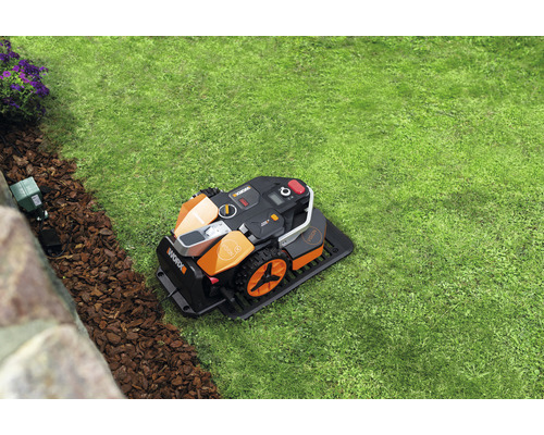 Robot tondeuse Worx sur une pelouse