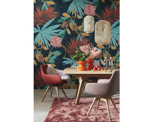 Esszimmer mit Holztisch, Stühlen und floraler Tapete