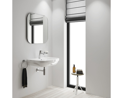 Helles Badezimmer mit Waschbecken, Spiegel, Fenster mit Rollo und Hocker